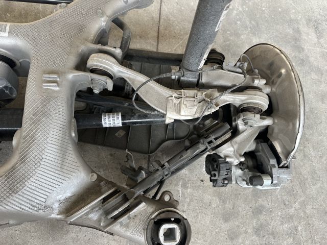 BMW G60 520İ SAĞ ARKA TAŞIYICI 33306898358