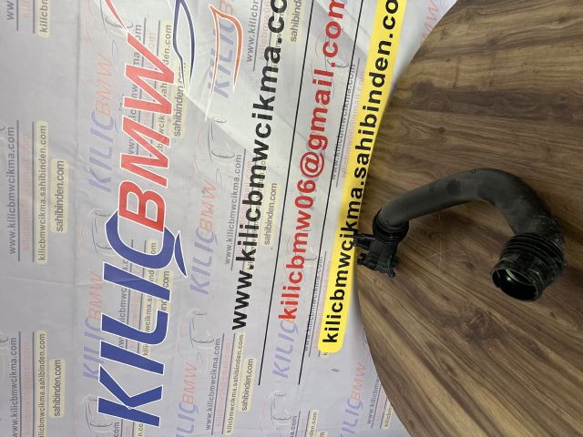 BMW G60 TURBO HORTUMU ÇIKMA ORJİNAL 13715A71433